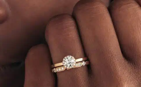 Alliance simple pour femme : le charme de la sobriété pour votre bague de mariage
