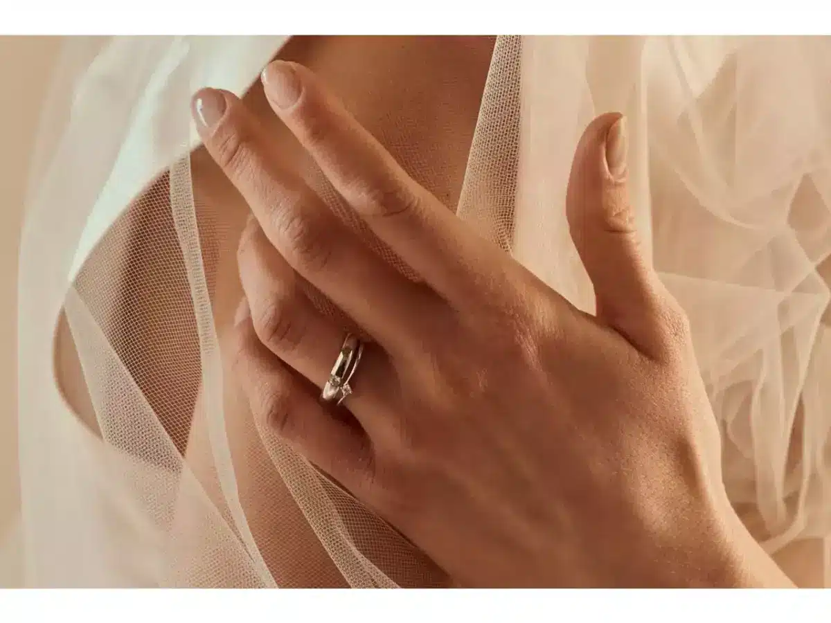 Alliance simple pour femme : le charme de la sobriété pour votre bague de mariage